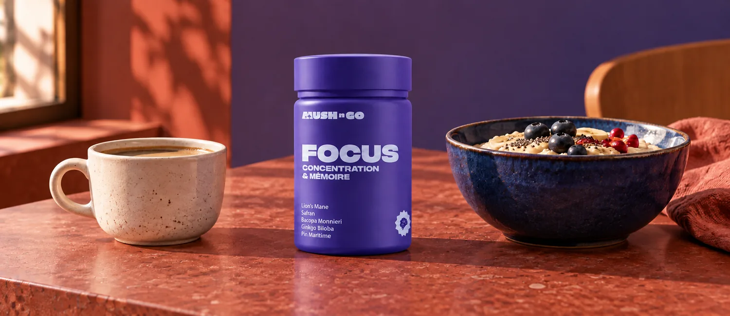 Bote de Focus de Mush N Go junto a un desayuno con café y porridge