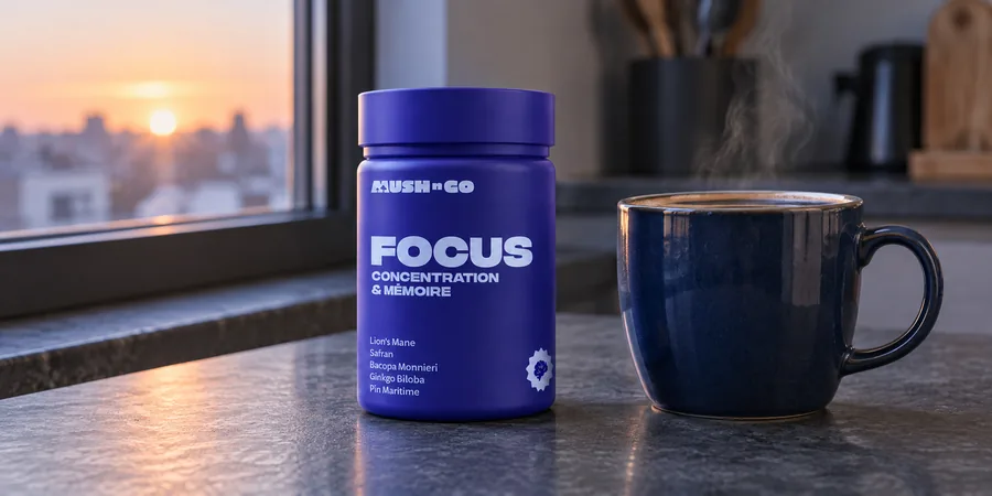 Bote de Focus de Mush N Go junto a una taza de café en la cocina al amanecer