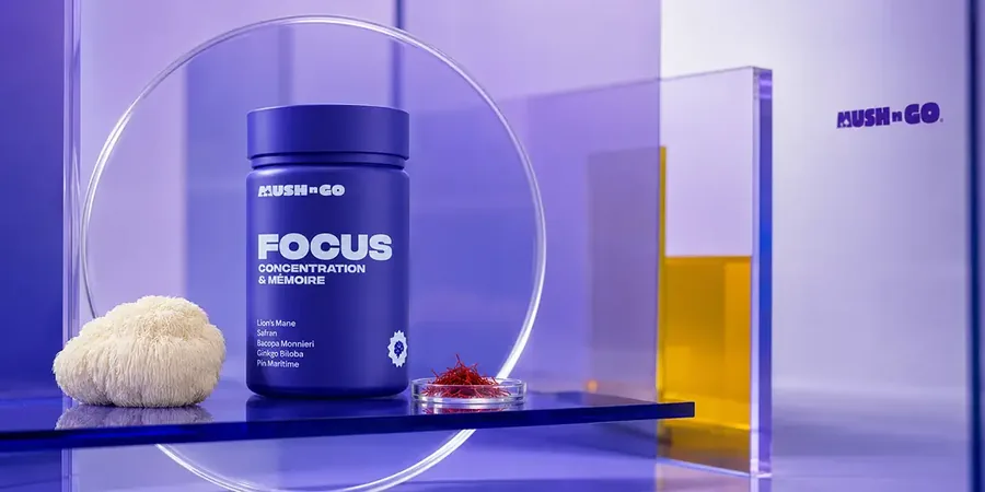 Bote de Focus de Mush N Go junto a una melena de león en una estantería de cristal